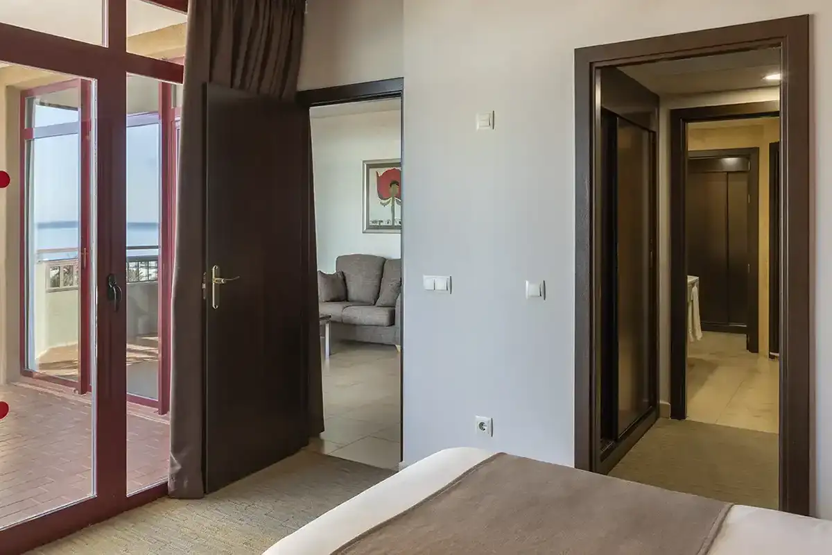 Dormitorio privado comunicado con salón y terraza Junior Suite Las Palmeras affiliated by Fergus