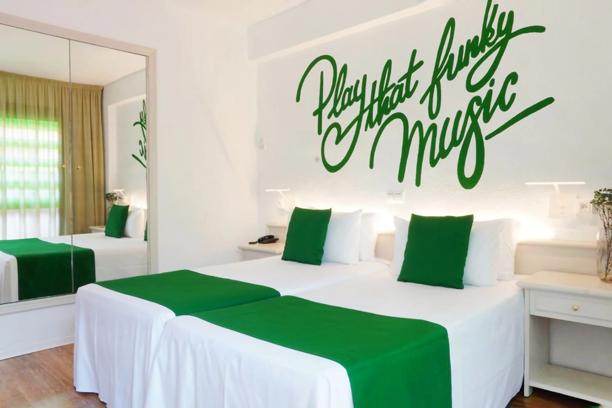 Decoración en verde en la Habitacion doble deluxe hotel Lloret Vibe affiliated by Fergus Hotels