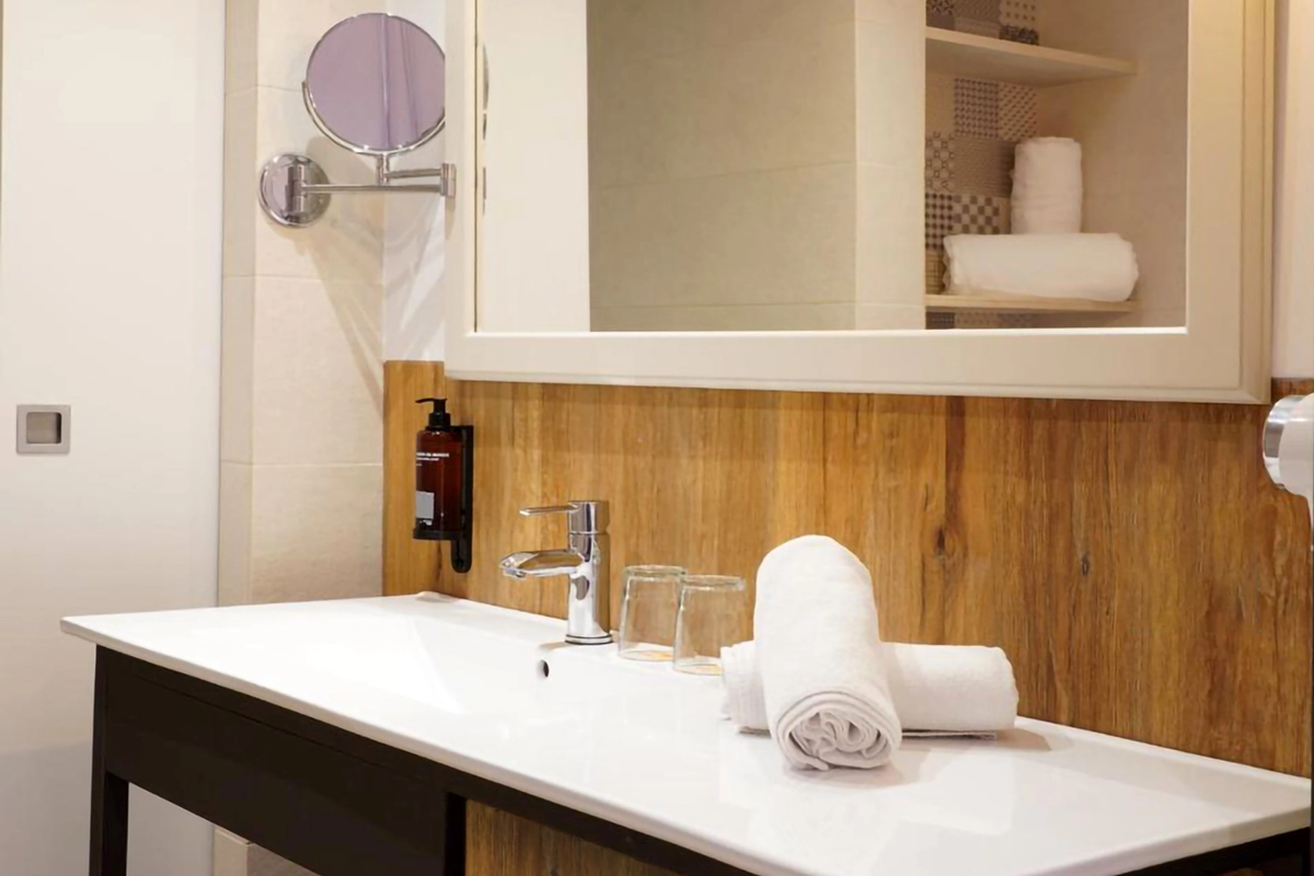 Cuarto de baño completo doble deluxe hotel Lloret Vibe affiliated by Fergus Hotels