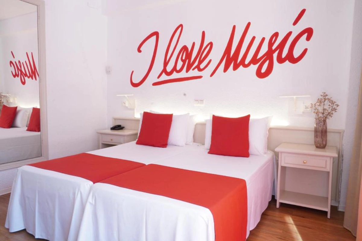 Decoración en rojo en la Habitacion doble deluxe hotel Lloret Vibe affiliated by Fergus Hotels