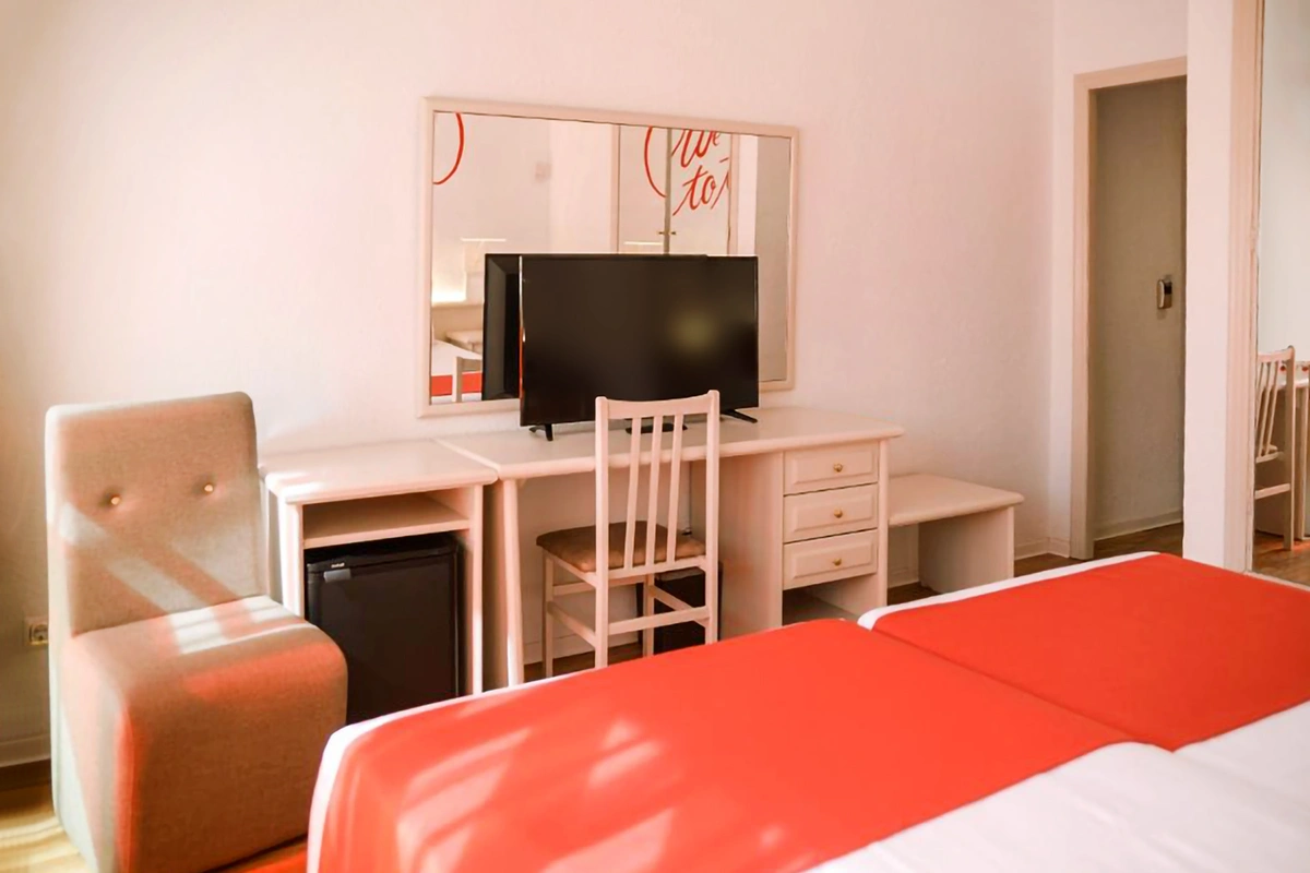 Escritorio y televisión en la Habitacion doble deluxe hotel Lloret Vibe affiliated by Fergus Hotels