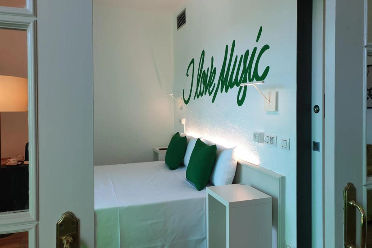 Dormitorio independiente en la Junior Suite hotel Lloret Vibe affiliated by Fergus Hotels