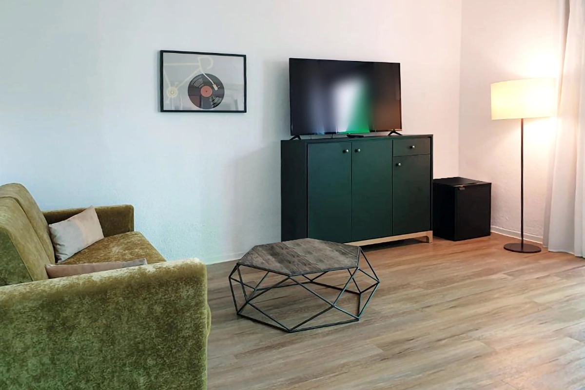 Amplio salón con televisión en la Junior Suite hotel Lloret Vibe affiliated by Fergus Hotels