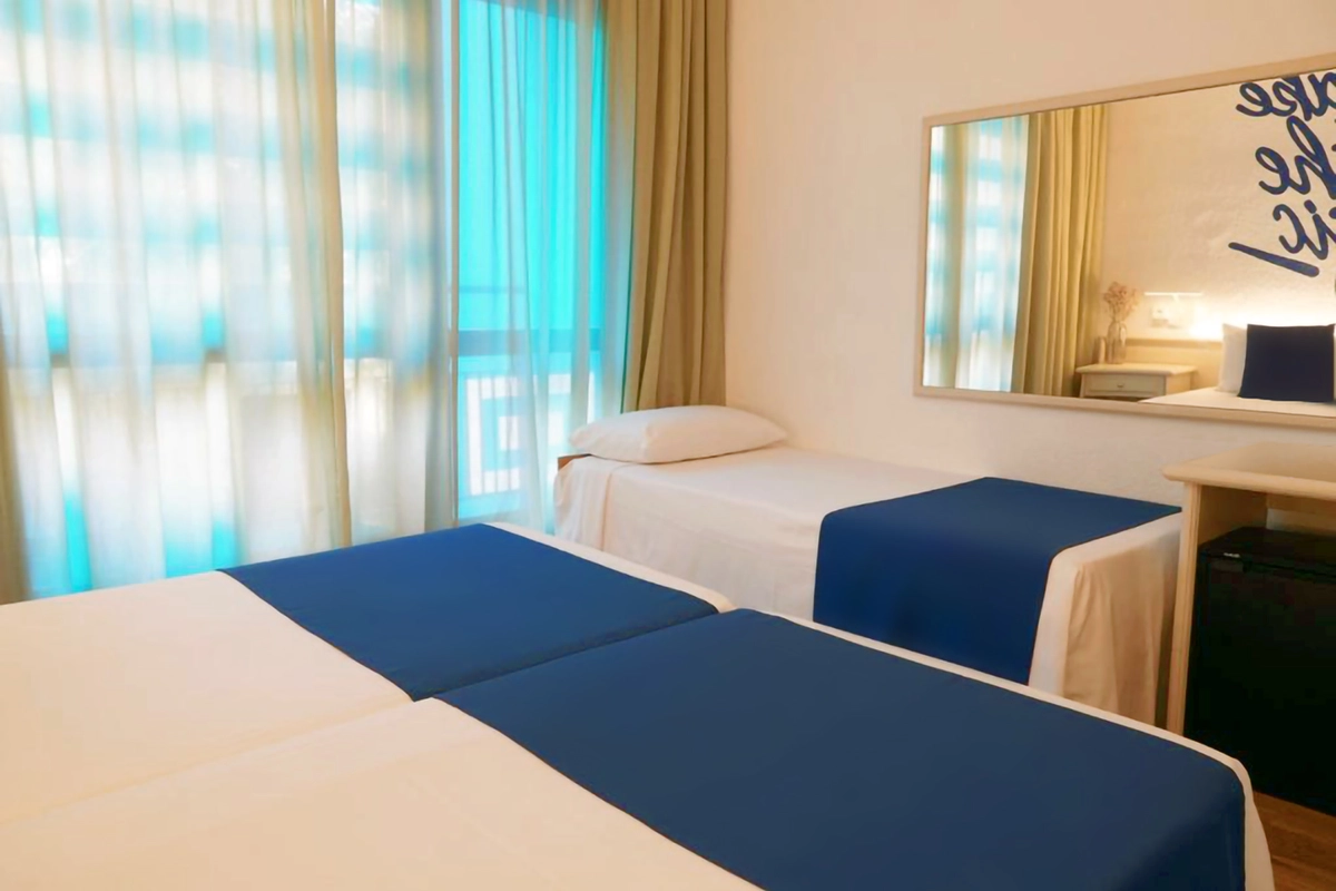 2 camas twin y una individual hotel Lloret Vibe affiliated by Fergus Hotels