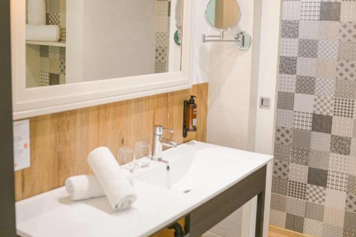 Cuarto de baño equipado en la habitación del hotel Lloret Vibe affiliated by Fergus Hotels