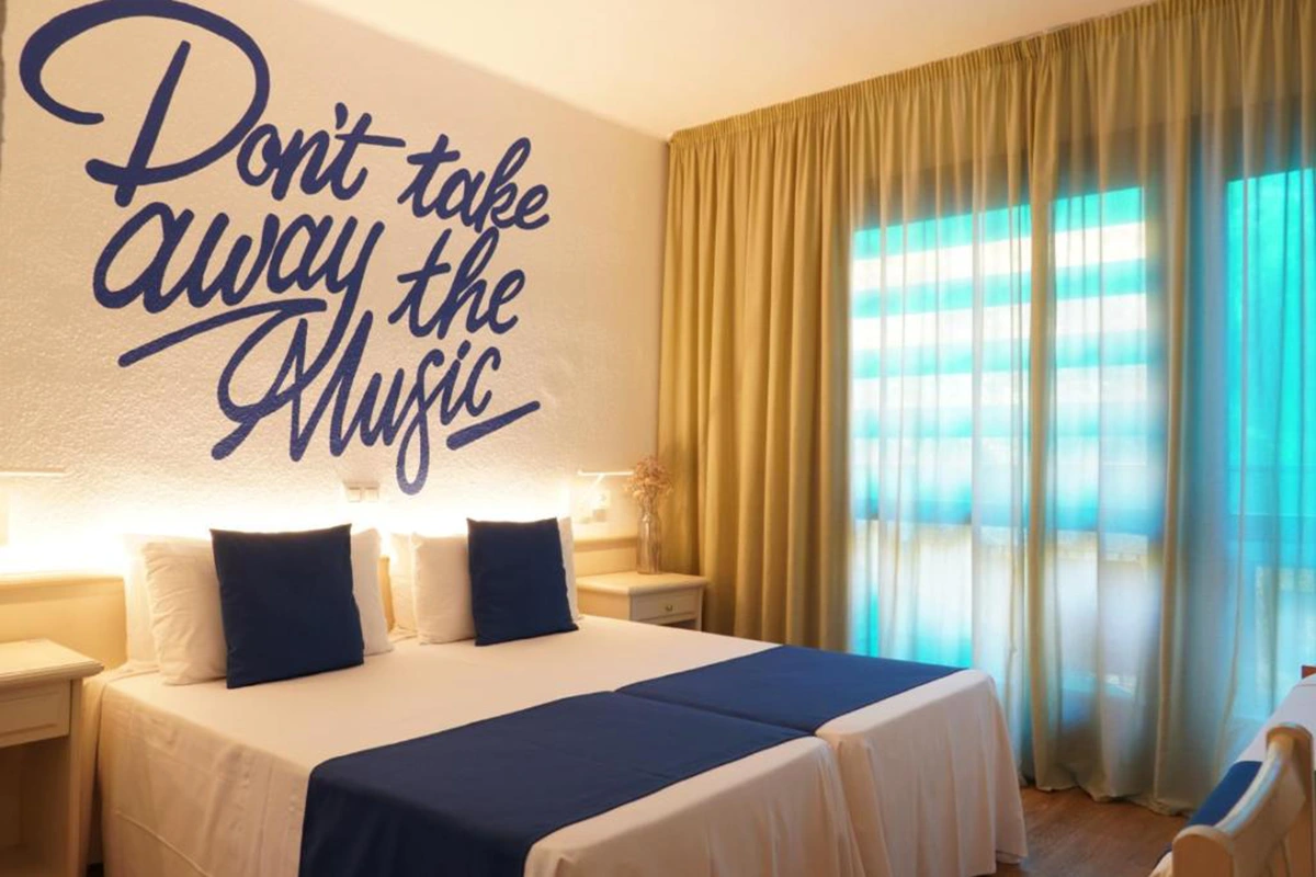 Confortable habitación del hotel Lloret Vibe affiliated by Fergus Hotels