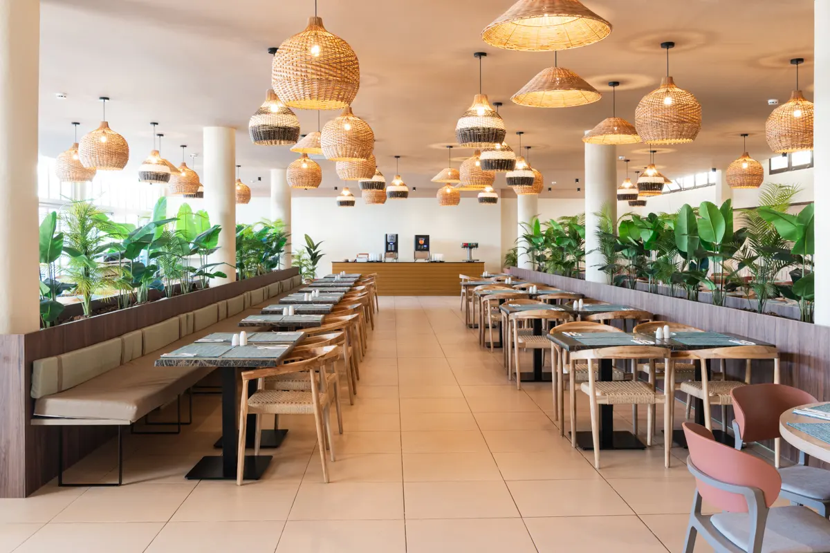 Comedor del restaurante con bonita decoración Fergus Club Mallorca Waterpark by Fergus