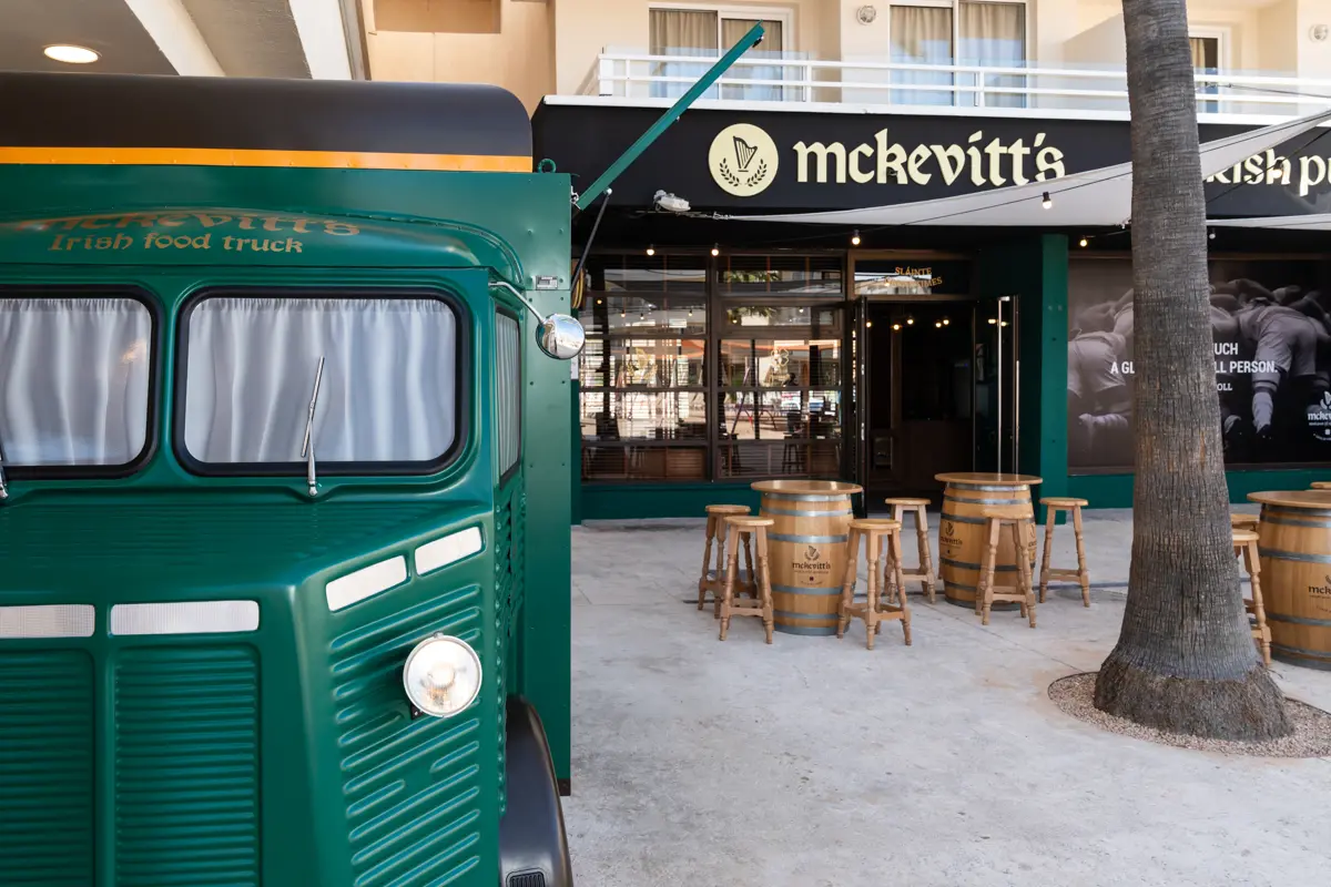 Camión verde de foodtruck junto al Iris Pub