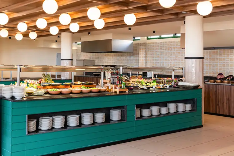 Barra del buffet del restaurante Magnus Fergus Club Mallorca Waterpark