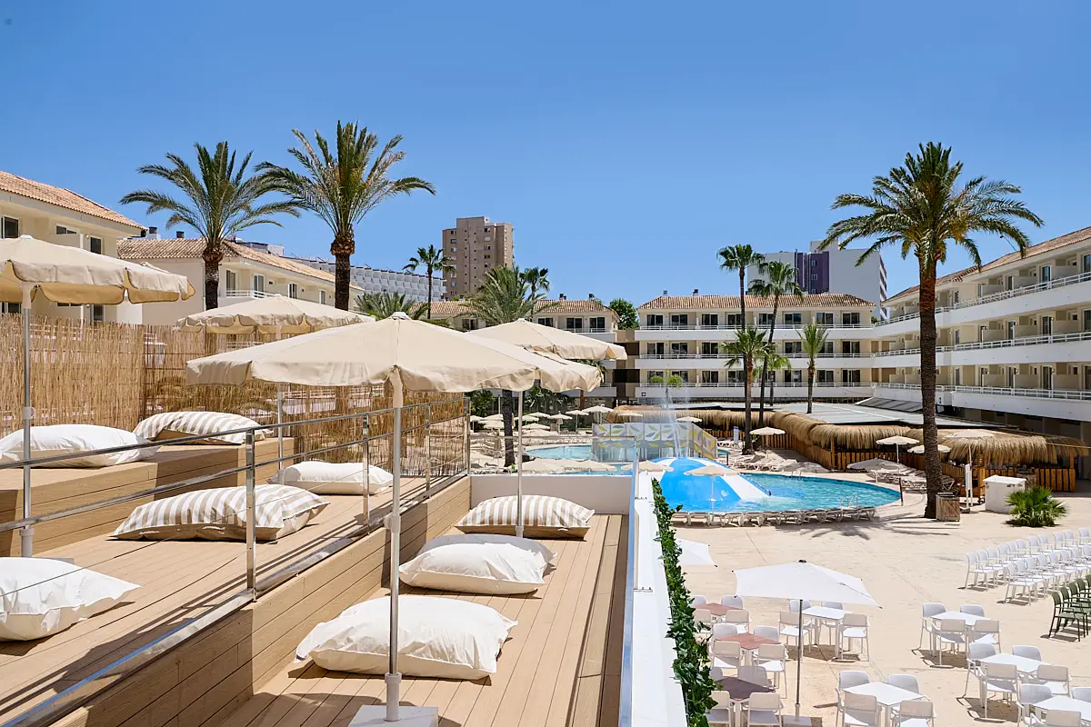 Terraza con vistas a la piscina del Fergus Club Mallorca Waterpark