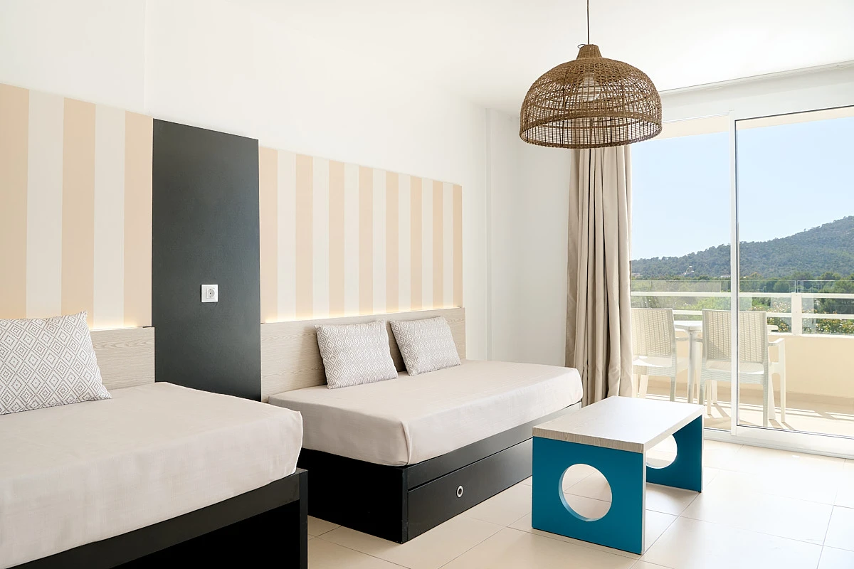 Balcón amueblado con vistas a la piscina waterpark de la Suite Fergus Club Mallorca Waterpark