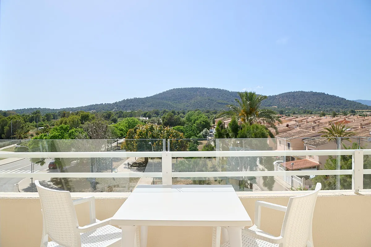 Espaciosa sala de estar equipada en la Suite Fergus Club Mallorca Waterpark