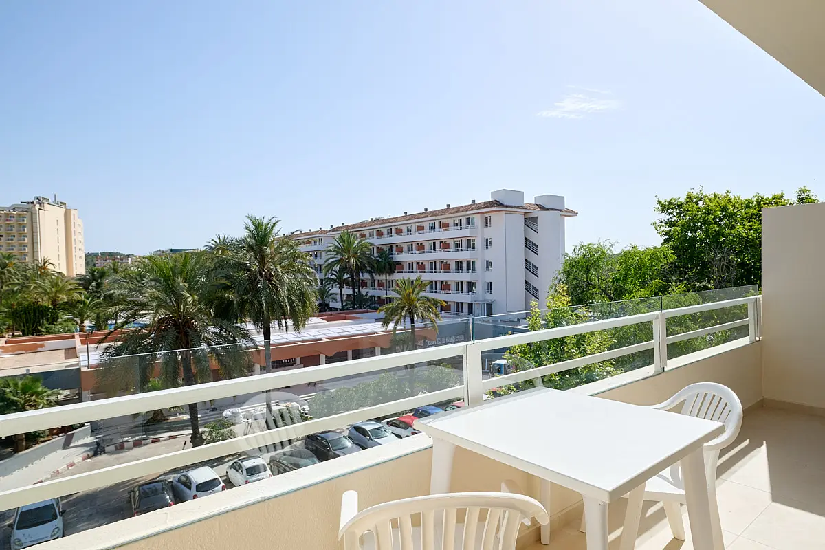 Acceso directo al balcón desde la Suite Fergus Club Mallorca Waterpark