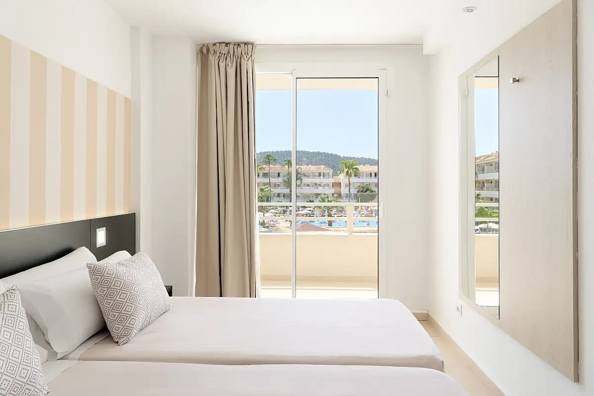 Balcón en la habitacion Magnus Suite vista piscina Fergus Club Mallorca Waterpark