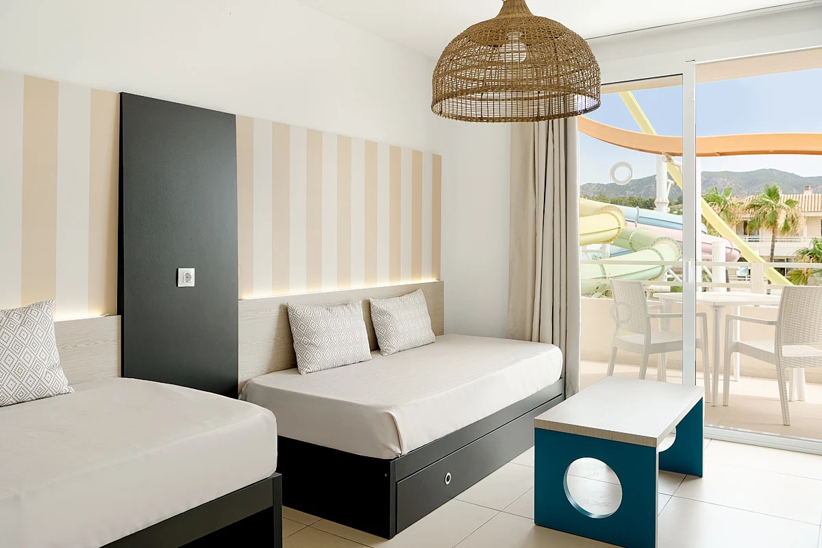 Sofas cama en la sala de la Suite Vista Waterpark  Fergus Club Mallorca Waterpark