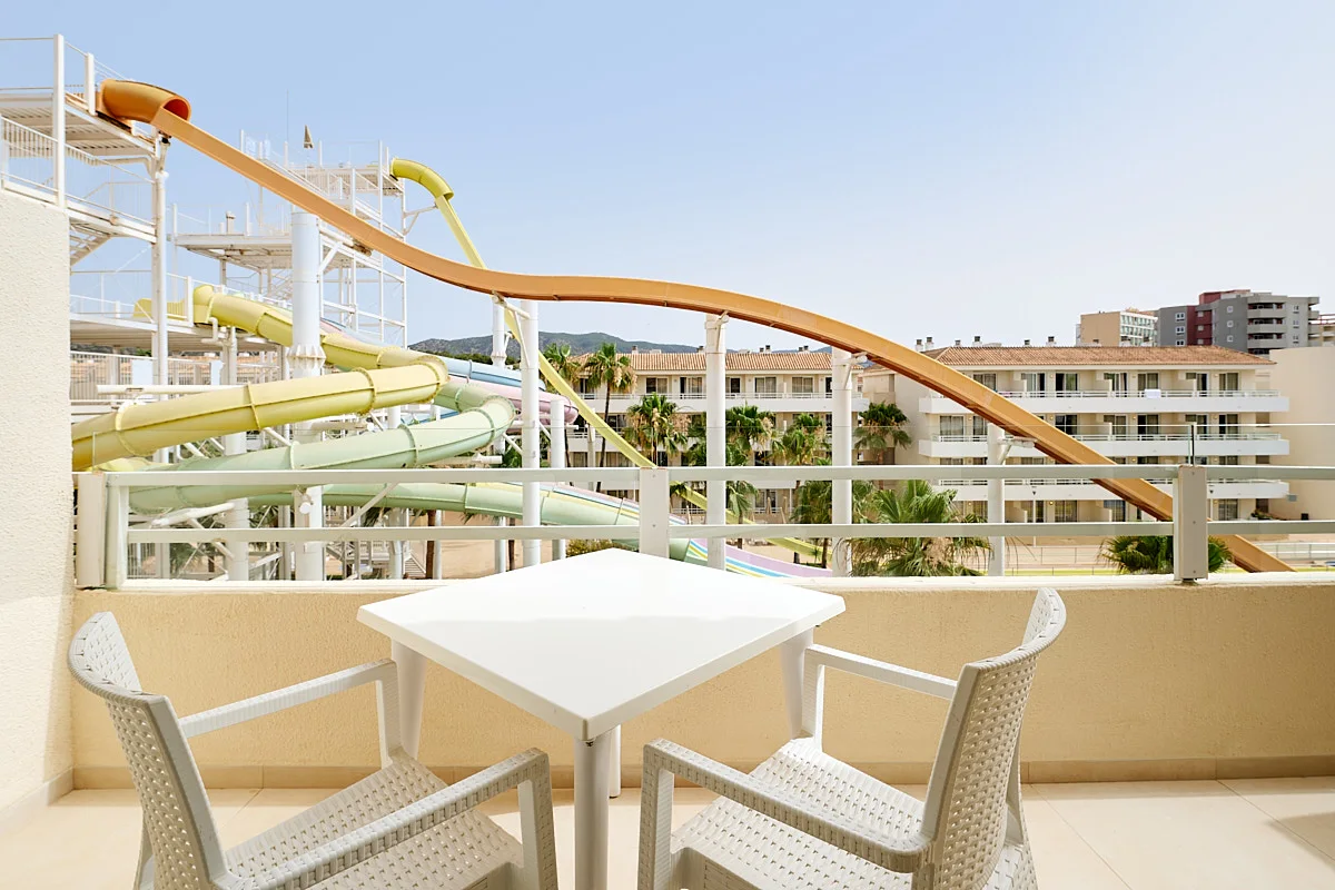 terraza pequeña con vistas al waterpark Suite Vista Waterpark Fergus Club Mallorca Waterpark