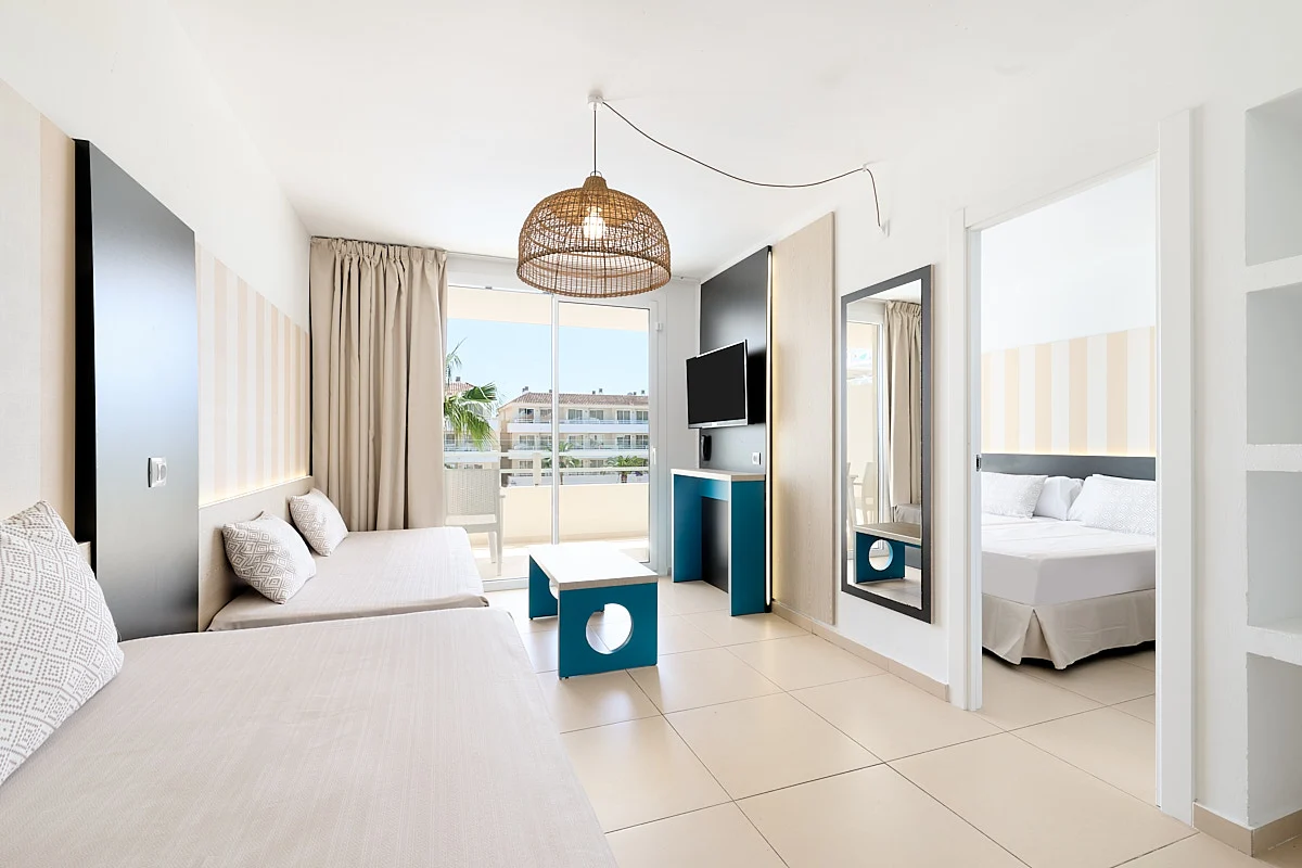 Espaciosa sala de estarcon tv Suite Vista Waterpark Fergus Club Mallorca Waterpark Fergus Hotel