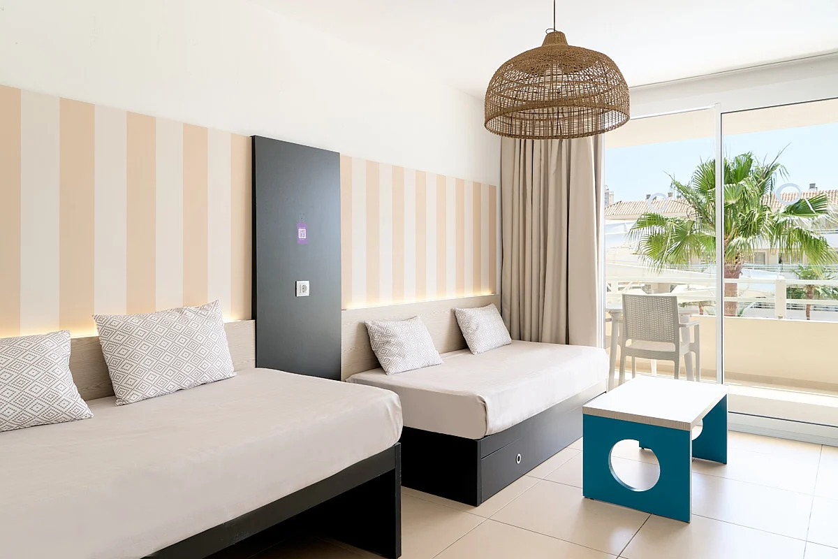 Salón con sofás-cama en la Suite Vista Waterpark Fergus Club Mallorca Waterpark