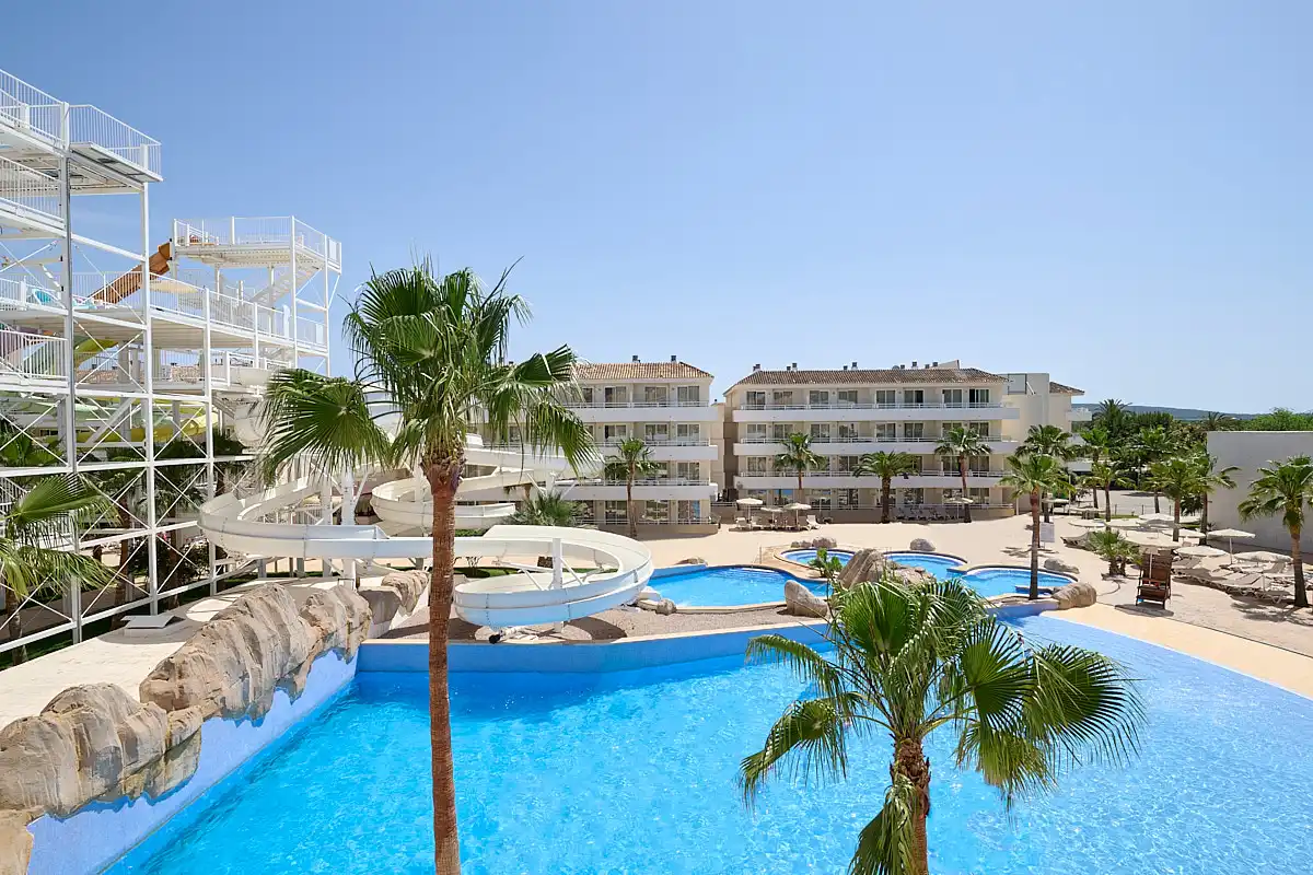 Vista de la gran piscina desde la Suite Vista Waterpark Fergus Club Mallorca Waterpark