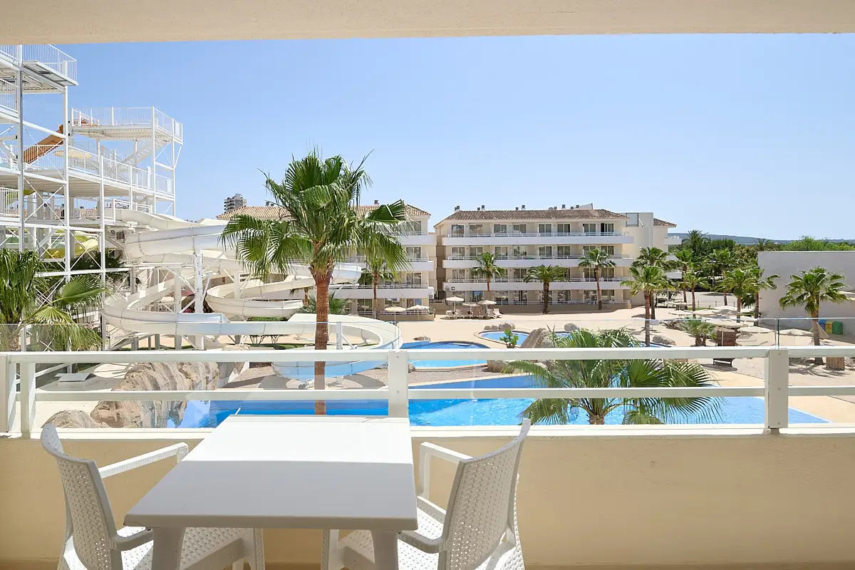 Balcón amueblado con vistas despejadas Suite Vista Waterpark Fergus Club Mallorca Waterpark