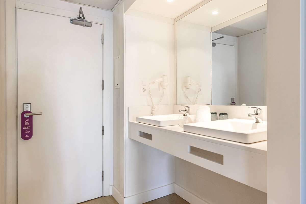 Modern bathroom Modern and functional bathroom in the Double Room Fergus Club Palmanova Park Hotel