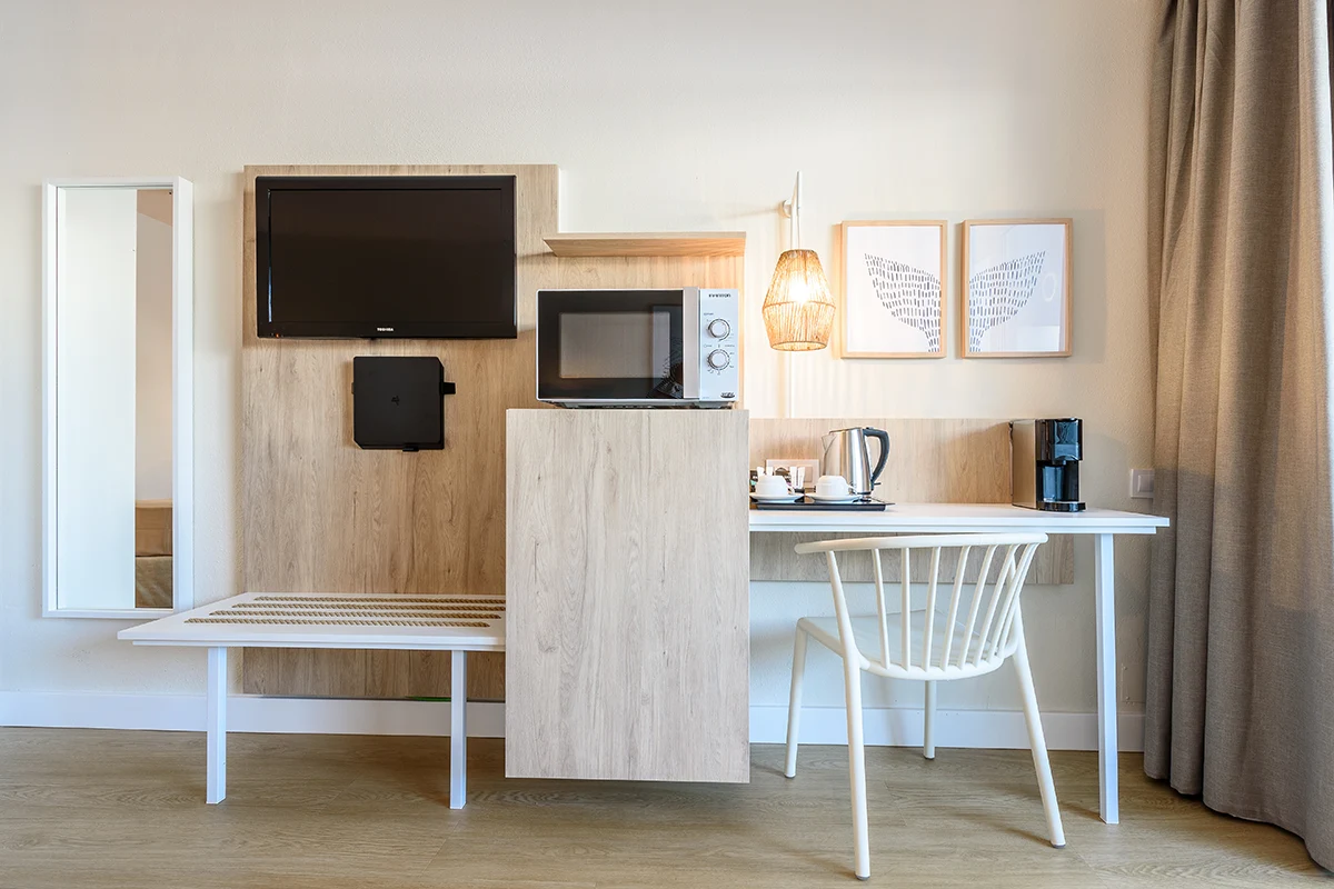Microwave and coffee corner Equipped with microwave and coffee corner in the Double Magnus Jacuzzi Room Fergus Club Palmanova Park Hotel