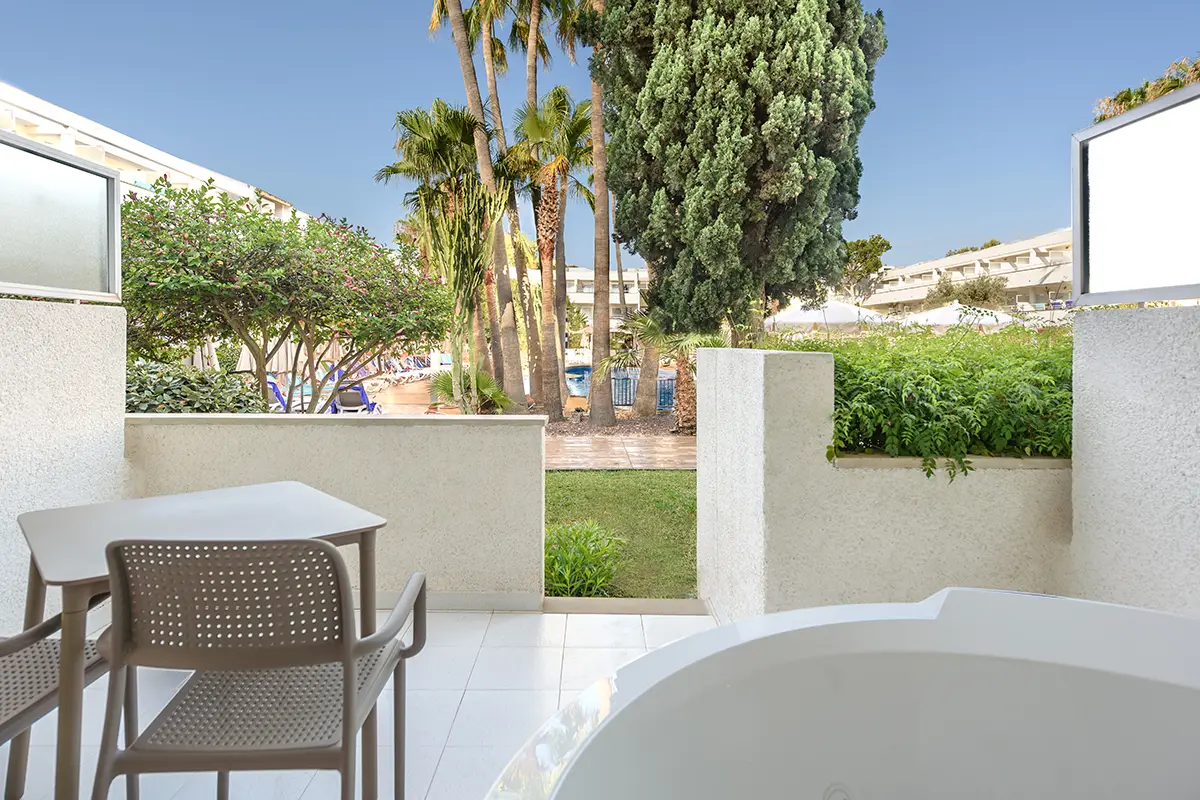 Furnished terrace and jacuzzi Furnished terrace and jacuzzi in the Double Magnus Jacuzzi Room Fergus Club Palmanova Park Hotel