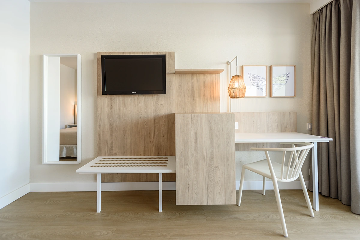 Desk and television Desk and television in the Double Promo Room Fergus Club Palmanova Park Hotel