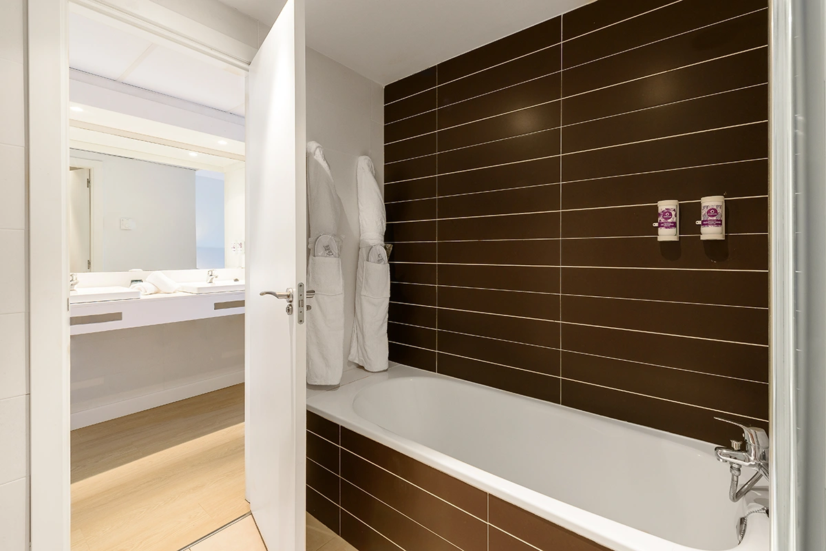 Bathroom with bathtub Bathroom with bathtub Double Room Garden View Fergus Club Palmanova Park Hotel