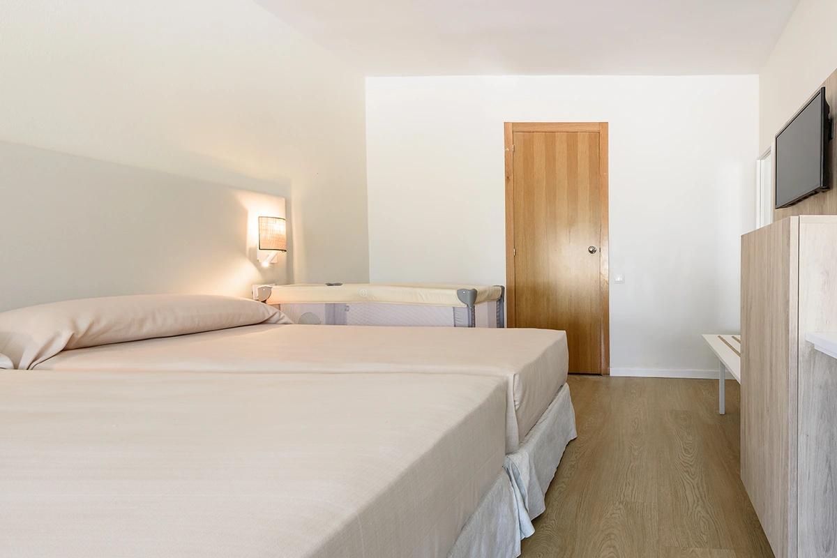 Twin beds Television in front of spacious twin beds in the Family Room Fergus Club Palmanova Park Hotel