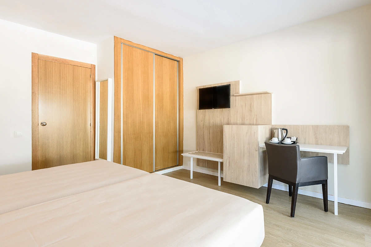 Coffee corner and desk Coffee corner and desk area in the Family Suite Fergus Club Palmanova Park Hotel