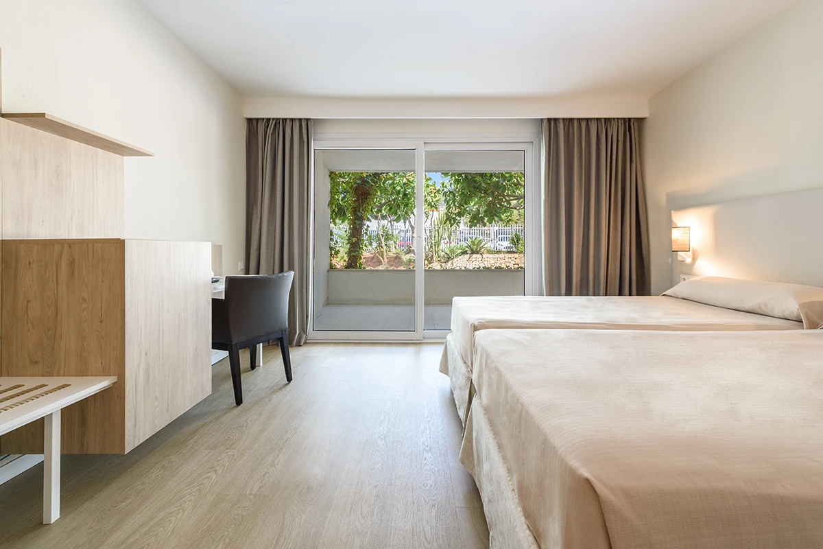 Large and comfortable beds Spacious and with large beds in the Family Suite Fergus Club Palmanova Park Hotel