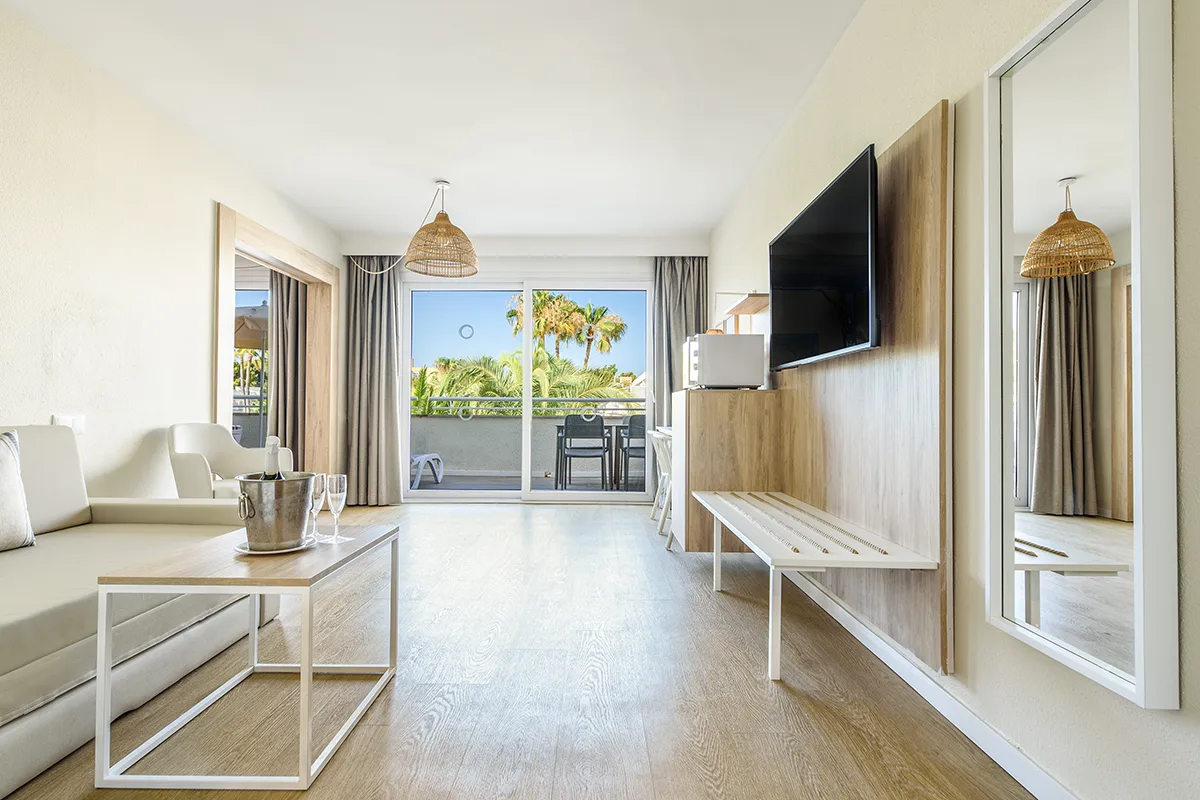 Living room with Magnus equipment Living room with full Magnus equipment in the Magnus Suite with jacuzzi Fergus Club Palmanova Park