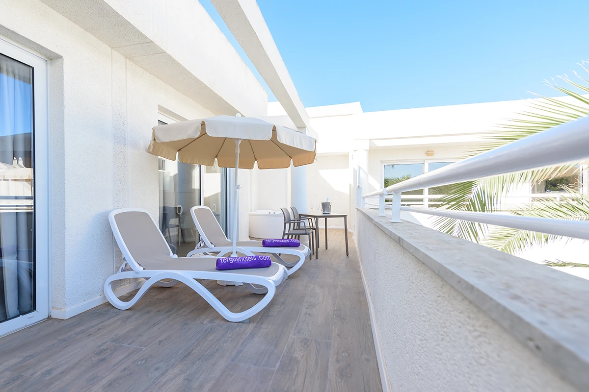 Terrace with sun loungers Terrace with sun loungers and umbrellas in the Magnus Suite with jacuzzi Fergus Club Palmanova Park