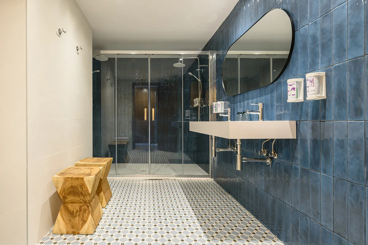 Large shower in the bathroom Bathroom with shower in the Magnus Suite with jacuzzi Fergus Club Palmanova Park