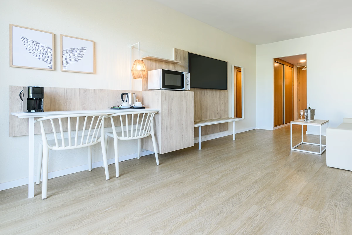 Nespresso coffee machine, kettle, microwave and TV in the Suite Magnus with jacuzzi at Fergus Club Palmanova Park