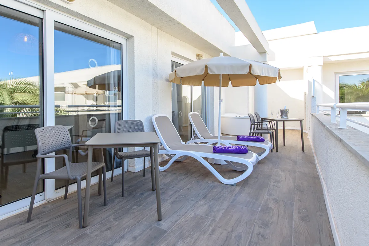 Terrace furniture and jacuzzi Furnished terrace next to the jacuzzi in the Magnus Suite with jacuzzi Fergus Club Palmanova Park