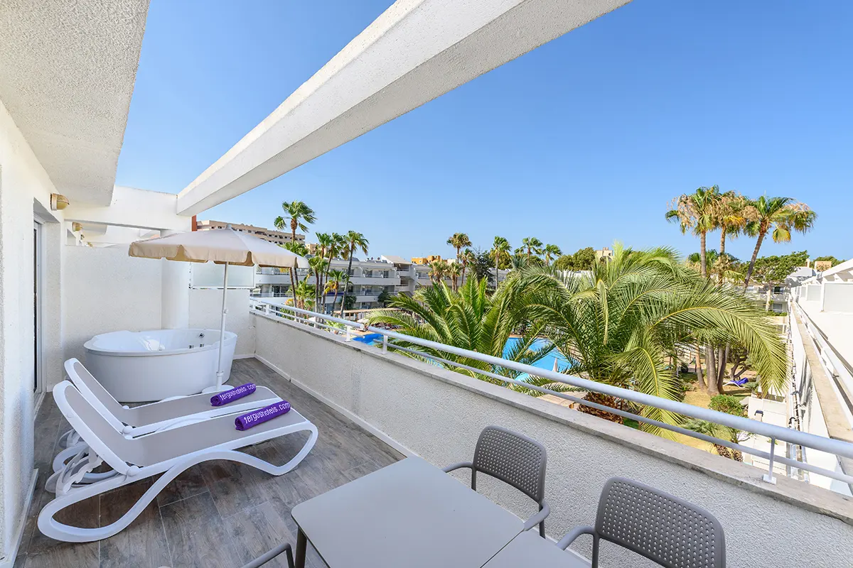 Fully furnished terrace Fully furnished terrace with jacuzzi Premium Suite Fergus Club Palmanova Park Hotel