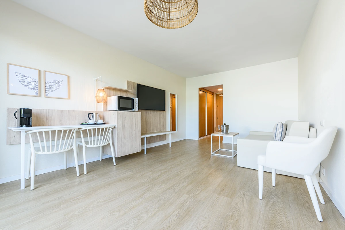 Independent living room equipped with microwave and coffee corner in the Premium Suite Fergus Club Palmanova Park Hotel
