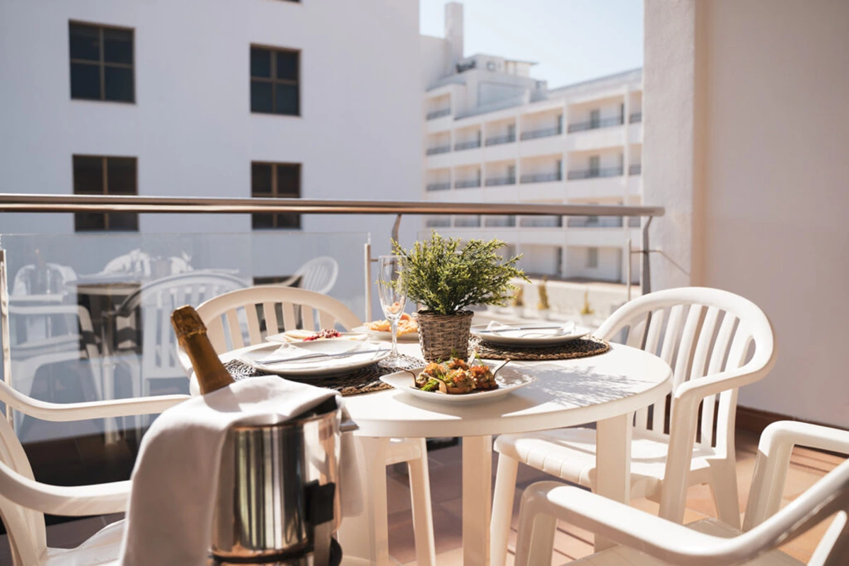 Terraza amueblada del apartamento Terraza amueblada del Apartamento Estándar Hotel Fergus Club Pineda Splash