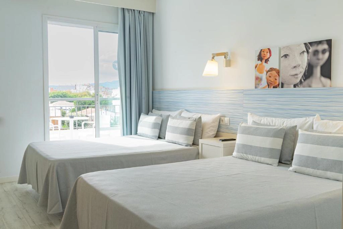 Habitación con balcón Salida al balcón de la habitación Cuadruple Deluxe Hotel Fergus Club Pineda Splash