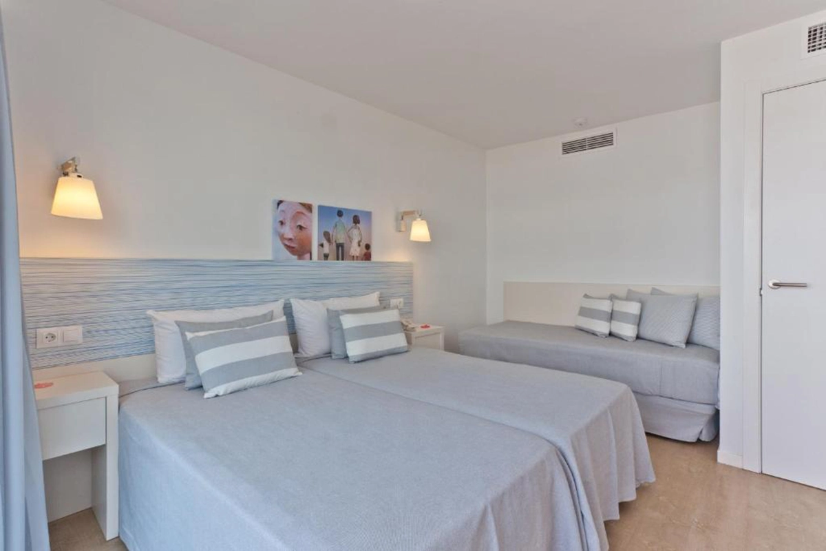 Habitación Familiar Deluxe Habitación Familiar Deluxe Hotel Fergus Club Pineda Splash