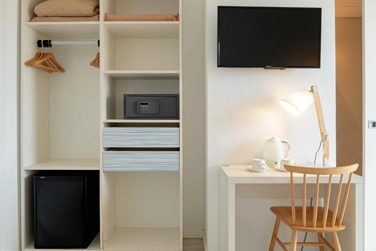 escritorio y armario empotrado Armario empotrado y escritorio Hotel Fergus Club Pineda Splash