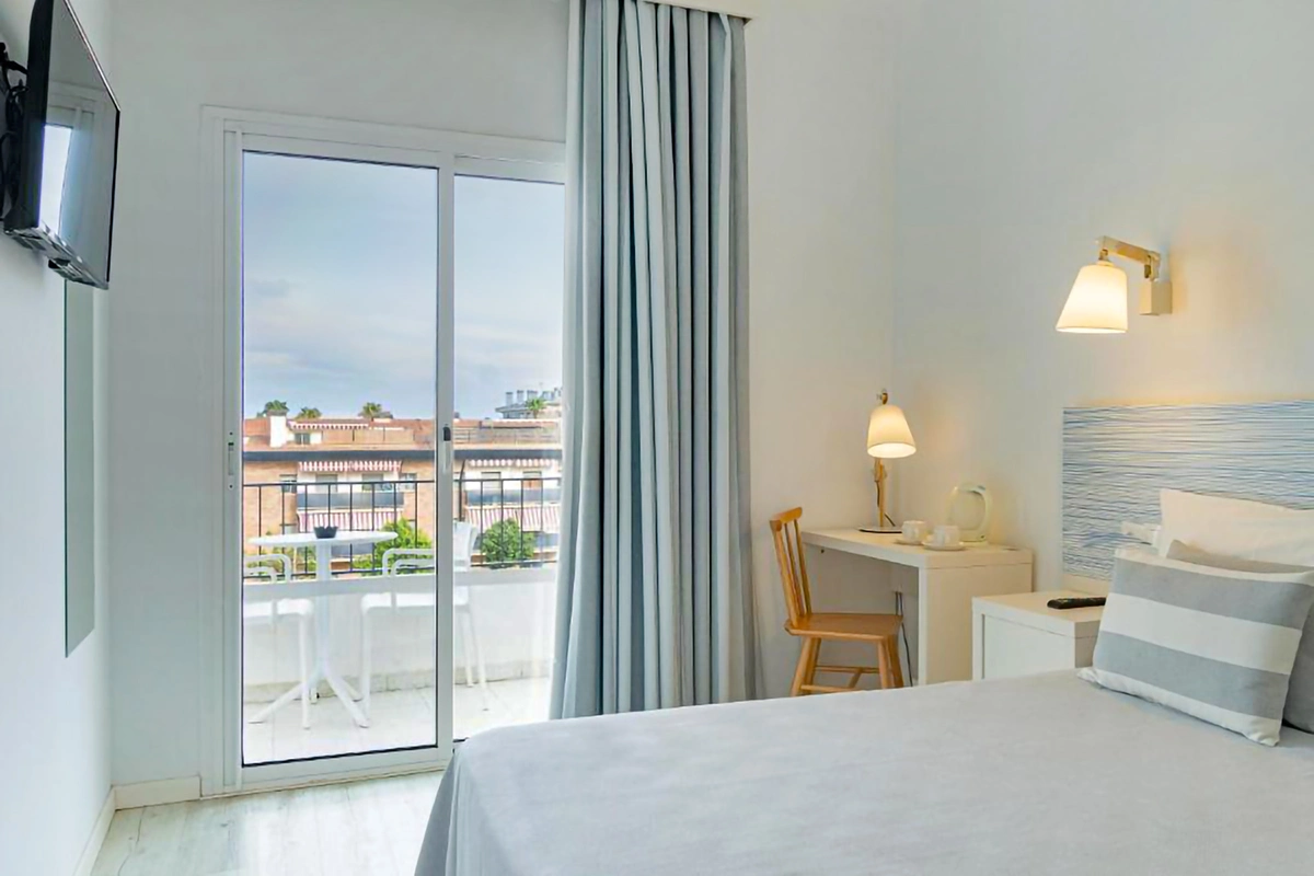 Habitación Doble deluxe vista piscina Habitación Doble deluxe vista piscina Hotel Fergus Club Pineda Splash