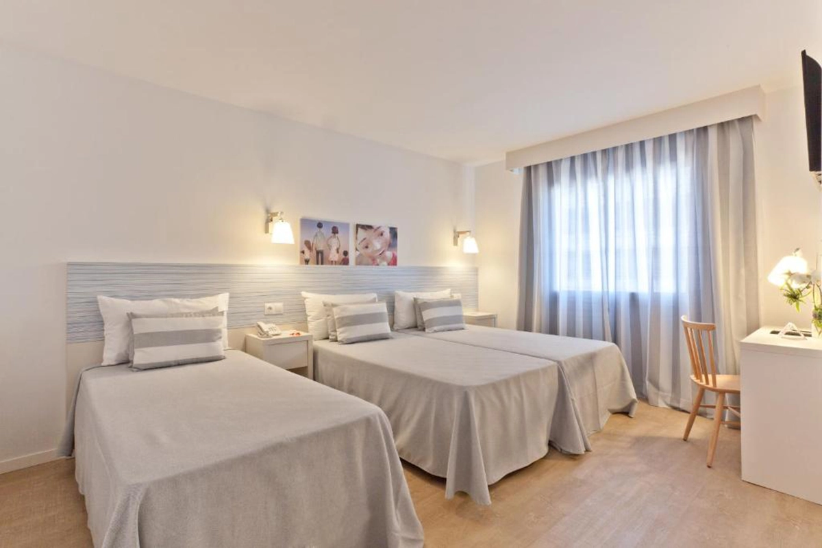 Amplia Suite Espaciosa habitación con escritorio la Suite Familiar Hotel Fergus Club Pineda Splash