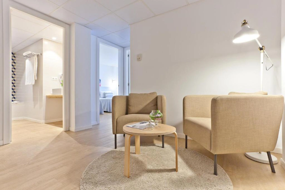 Salón de la suite Salón con modernos sillones en la Suite Familiar Hotel Fergus Club Pineda Splash