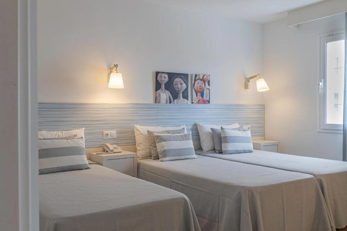 Cómodas confortables Agradable y espaciosa habitación Triple deluxe vista piscina Hotel Fergus Club Pineda Splash