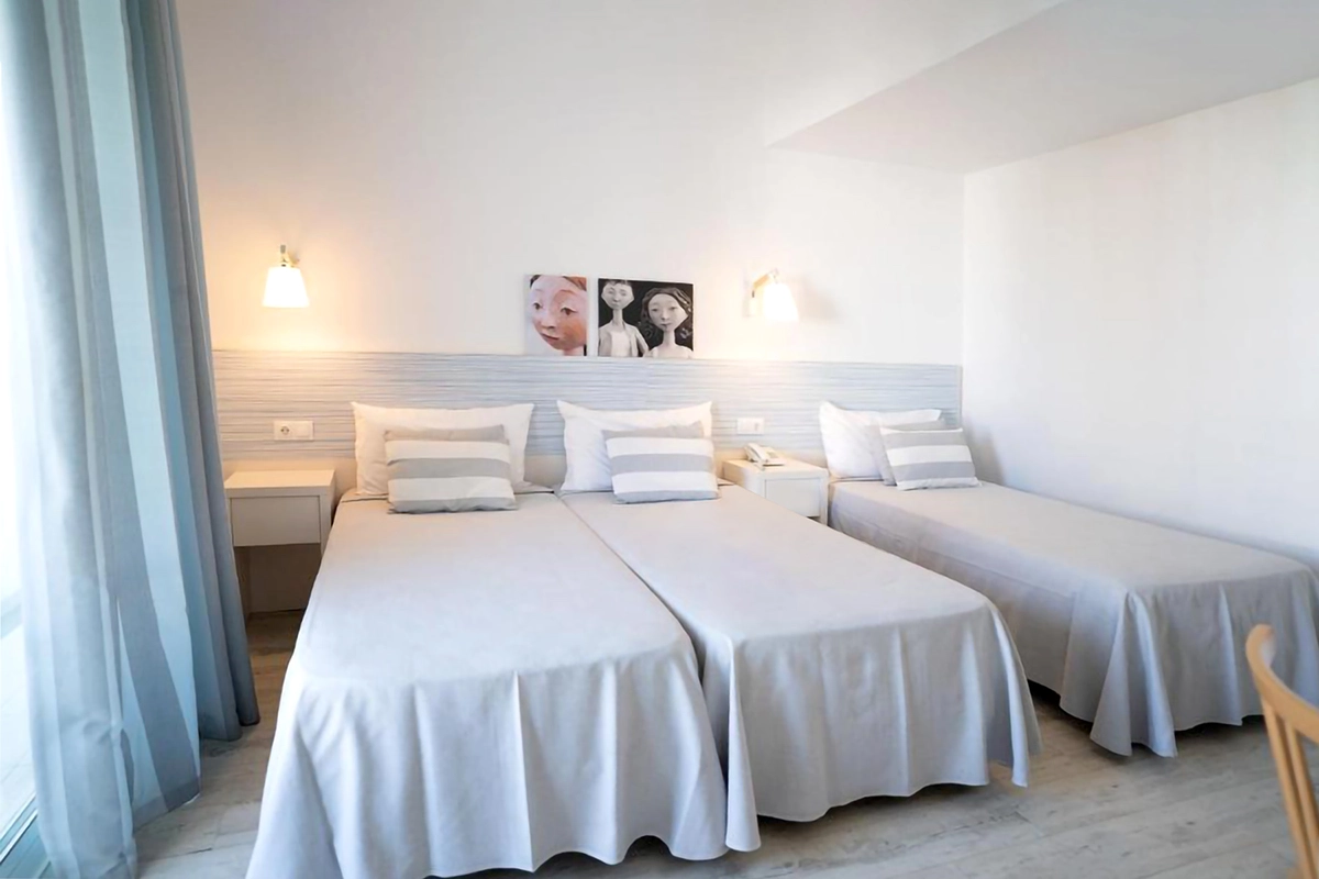 Camas twin más cama individual Camas twin más cama individual habitación Triple deluxe Hotel Fergus Club Pineda Splash