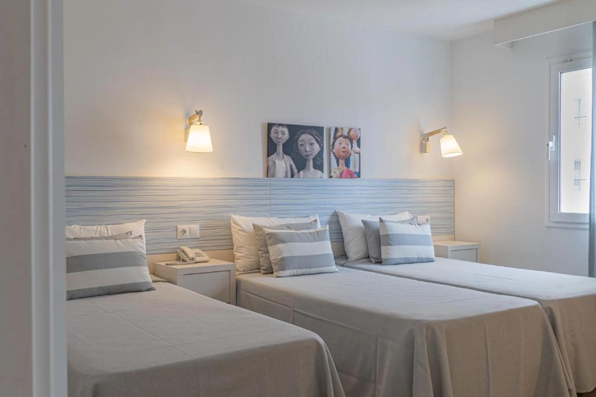 Vista general de la habitación Vista general de la habitación Triple deluxe Hotel Fergus Club Pineda Splash