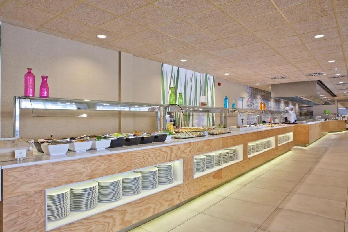 Buffet Fergus Club Pineda Splash Grand comptoir du restaurant buffet
